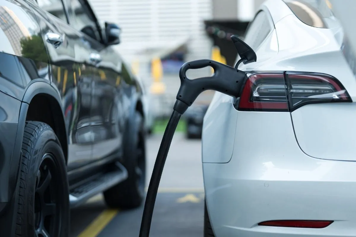 recharger batterie voiture - panneau solaire pour voiture