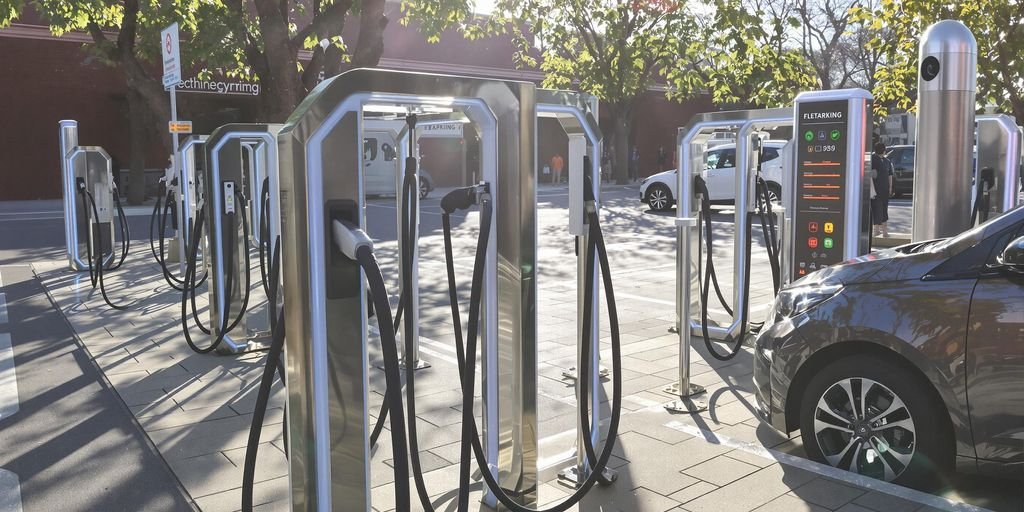 Bornes de recharge électriques dans un paysage urbain.