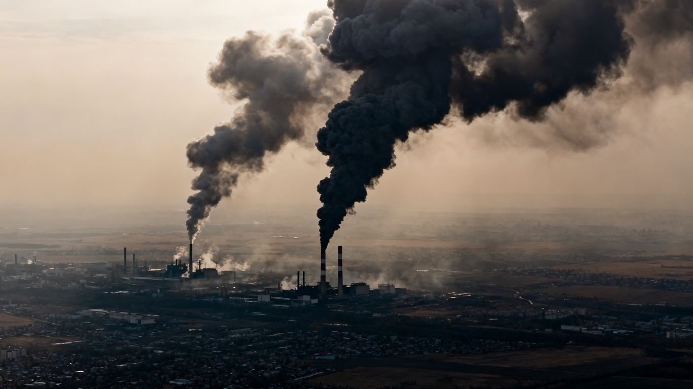 Paysages industriels pollués avec des cheminées crachant de la fumée.
